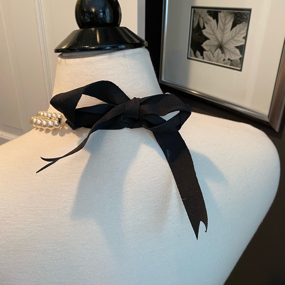 Double layered Pearl necklace with ribbon closure